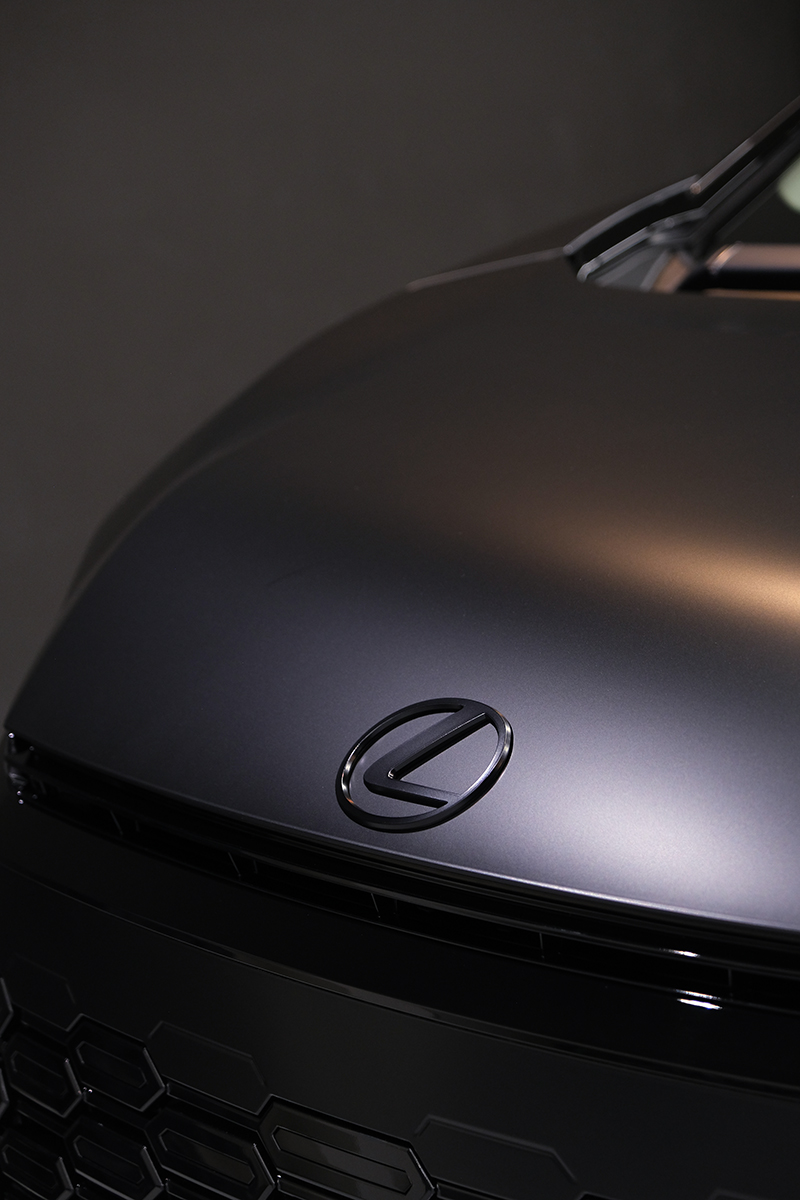 レクサス LM500hマットフィルム_エンブレム塗装