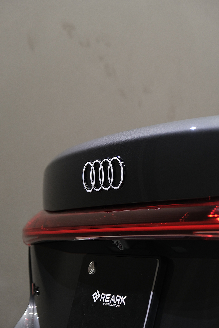 Audi A5ボディーガラスコーティング リアーク施工