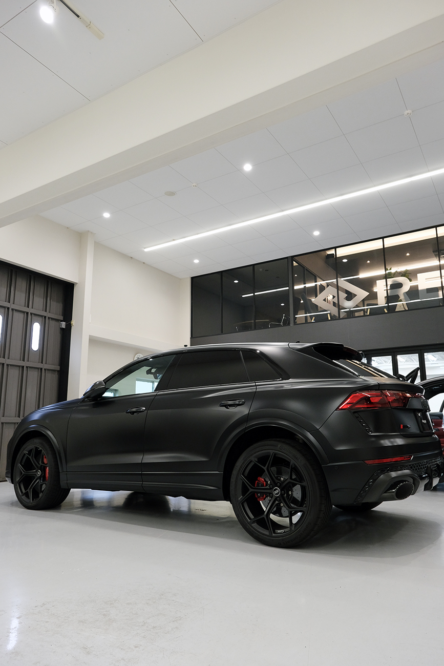 アウディQ8 マットプロテクションフィルム施工