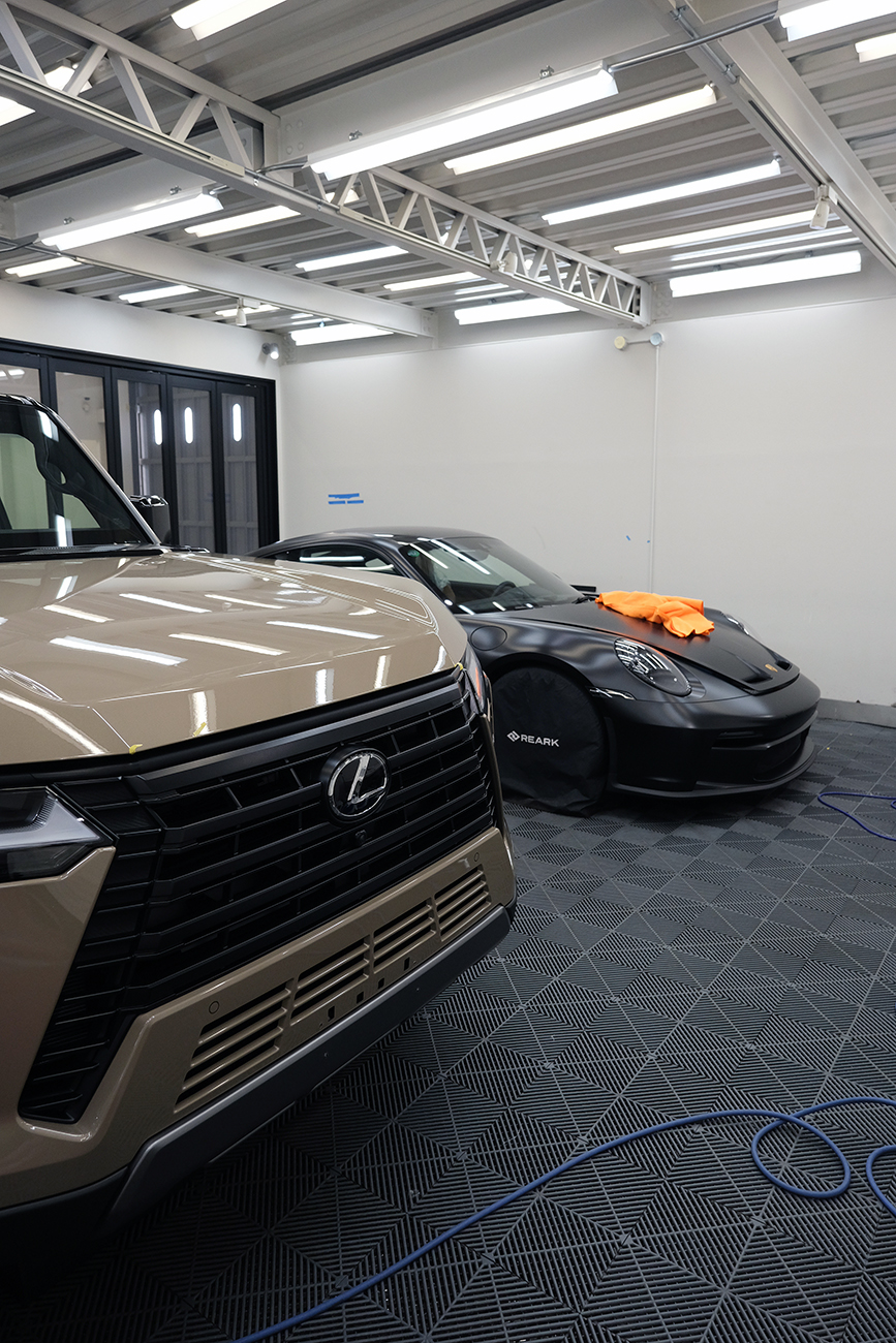 リアークプロテクションフィルムブース 作業シーン