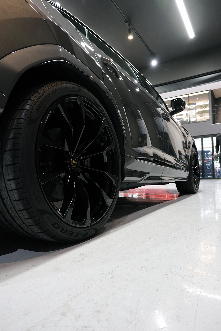 ウルス カーコーティング ホイール リアーク施工